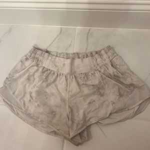 Lululemon white marbled hotty hot shorts 4in size 8